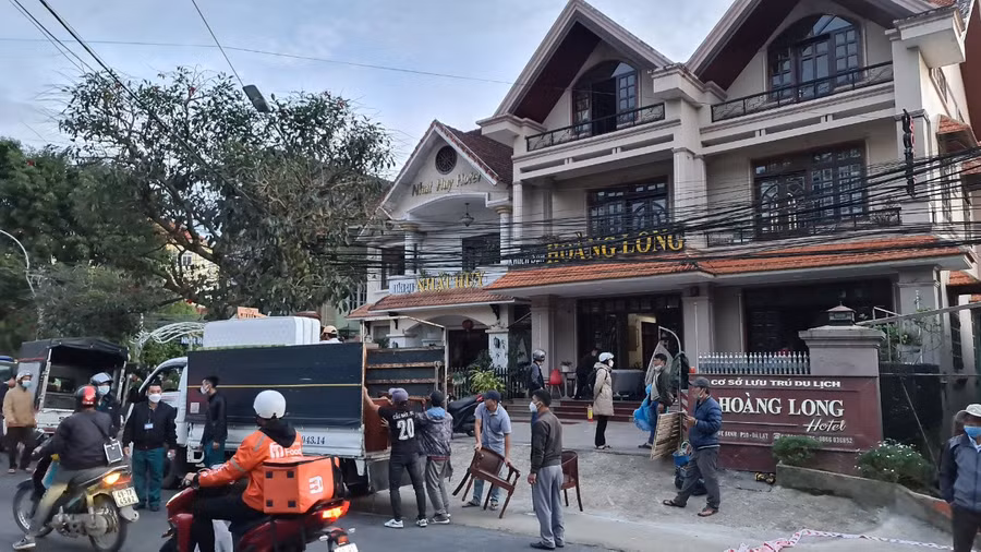 Di dời con người và tài sản của một khách sạn tại khu vực bị sạt lở đất. Ảnh: Lâm Viên