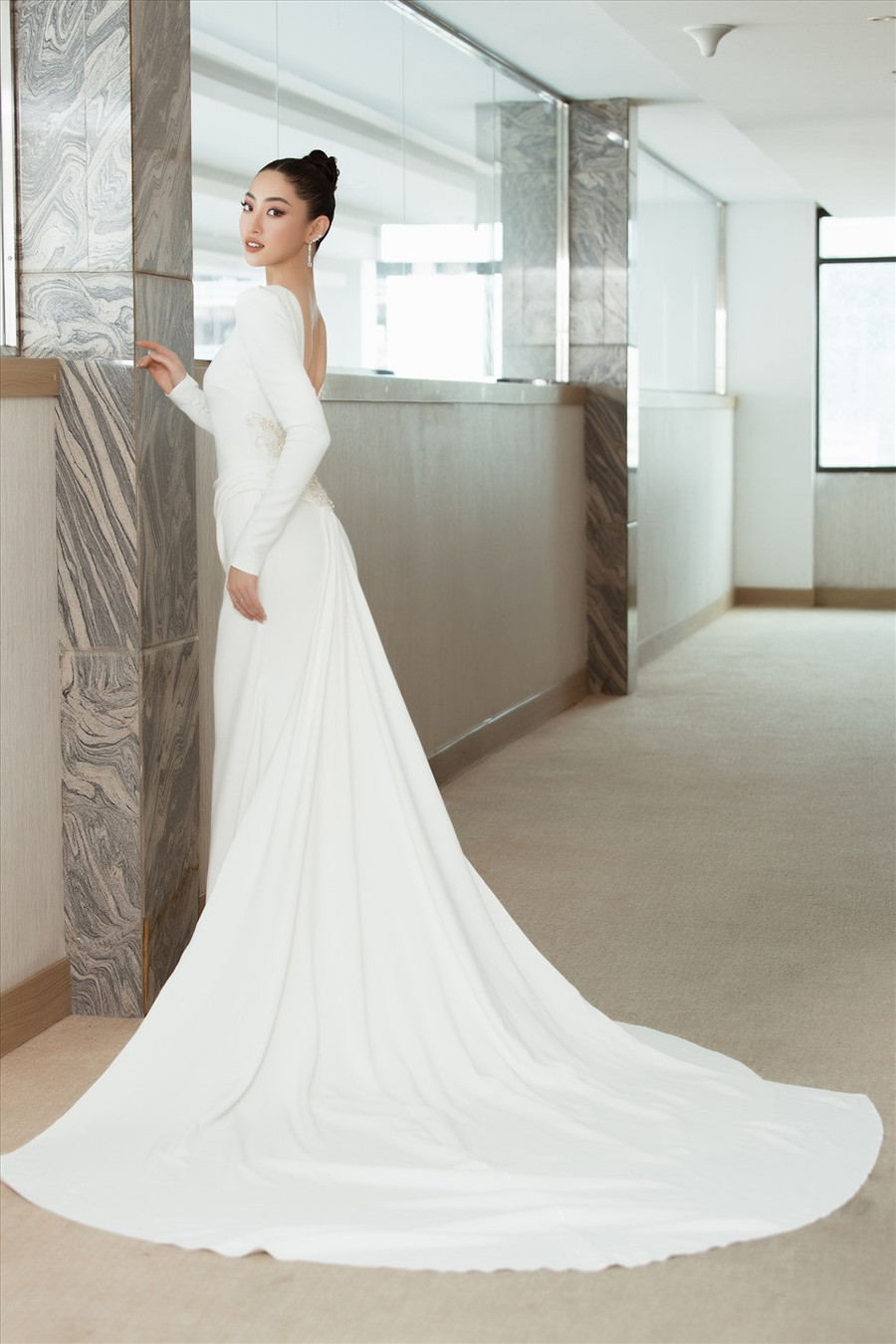 Sắp tới, Lương Thùy Linh sẽ đồng hành cùng Miss World Vietnam 2022 để tìm ra người kế nhiệm. Không chỉ với vai trò là đương kim hoa hậu, cô cũng là một thành viên trong ban giám khảo của cuộc thi năm nay. Ảnh: Sen Vàng. 