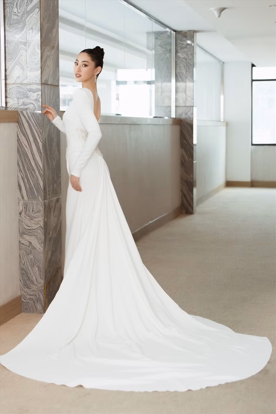 Sắp tới, Lương Thùy Linh sẽ đồng hành cùng Miss World Vietnam 2022 để tìm ra người kế nhiệm. Không chỉ với vai trò là đương kim hoa hậu, cô cũng là một thành viên trong ban giám khảo của cuộc thi năm nay. Ảnh: Sen Vàng. 