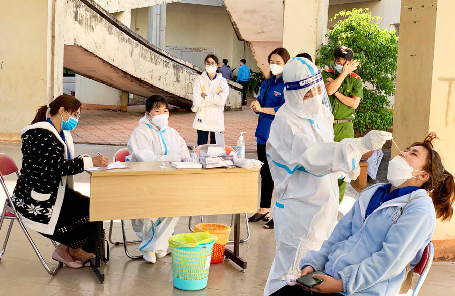 Nhân viên y tế lấy mẫu xét nghiệm cho người dân trước khi tham gia hiến máu tình nguyện do Tỉnh Đoàn Gia Lai phối hợp với Hội Chữ thập đỏ tỉnh và Bệnh viện Quân y 211 tổ chức sáng 6-2. Ảnh: Như Nguyện