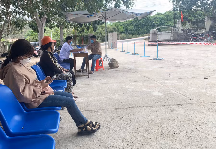 Người dân thực hiện khai báo y tế, đo thân nhiệt, giữ khoảng cách khi tới khám tại Phòng khám-chữa bệnh ngoại trú (Trung tâm Y tế huyện Ia Pa). Ảnh: Nguyên Hương