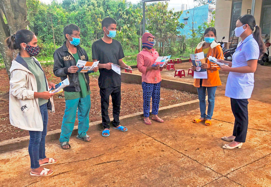 Cán bộ Văn hóa-Xã hội xã Ia Kly (huyện Chư Prông) tuyên truyền người dân thực hiện bình đẳng giới và xây dựng gia đình hạnh phúc, no ấm. Ảnh: Đinh Yến