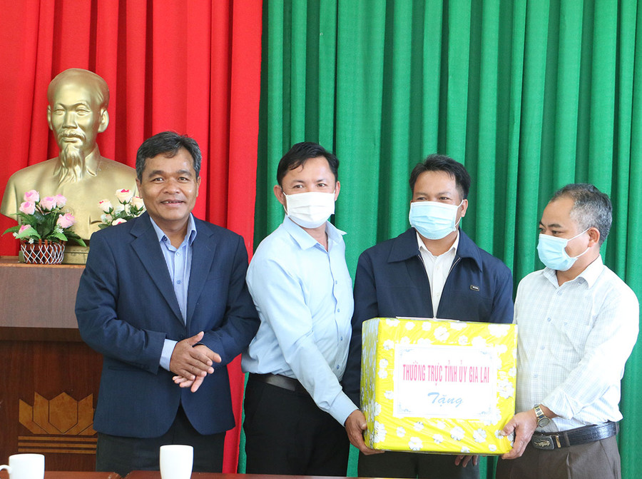 Bí thư Tỉnh ủy Hồ Văn Niên (bìa trái) tặng quà cho hệ thống chính trị xã Krong. Ảnh: Quang Tấn Bí thư Tỉnh ủy Hồ Văn Niên (bìa trái) tặng quà cho hệ thống chính trị xã Krong. Ảnh: Quang Tấn