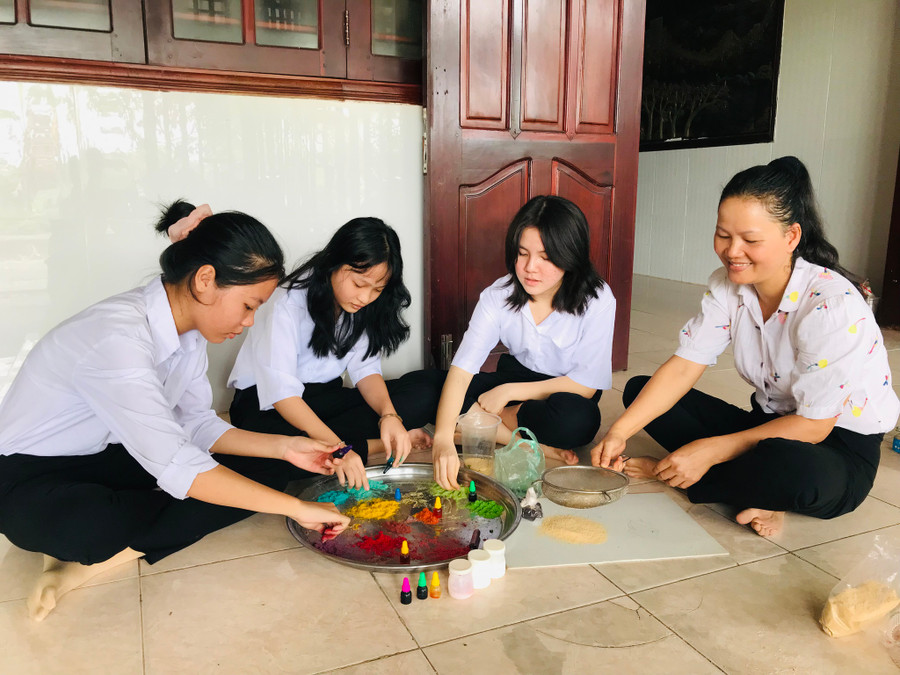 Cô Sương và nhóm học sinh thực hiện ý tưởng. Ảnh: Thanh Duy