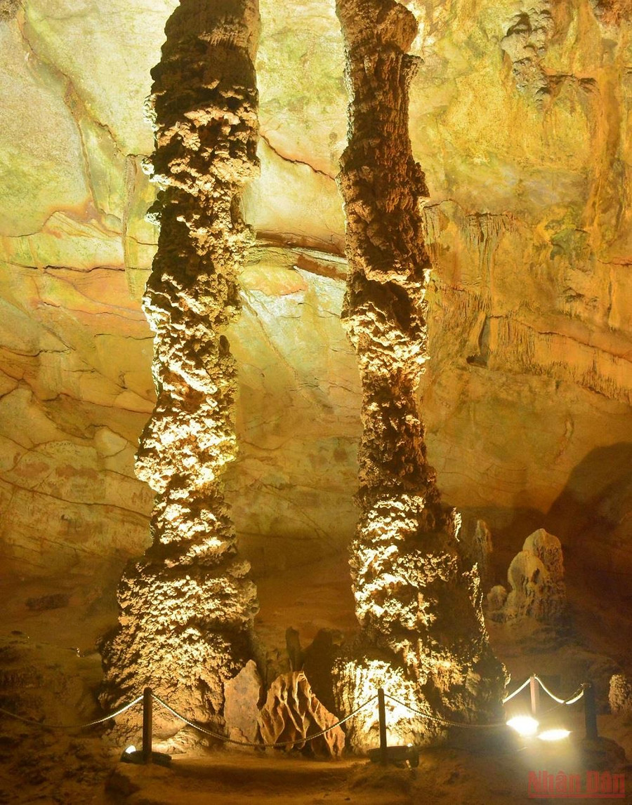  Hai cột thạch nhũ khổng lồ trong hang Bi Ký.