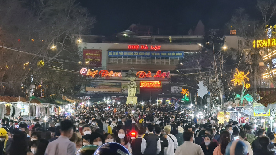 Khu vực chợ đêm Đà Lạt không có chỗ chen chân dịp Tết Nhâm Dần. Ảnh: Lâm Viên