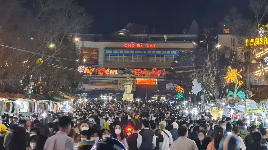 Khu vực chợ đêm Đà Lạt không có chỗ chen chân dịp Tết Nhâm Dần. Ảnh: Lâm Viên