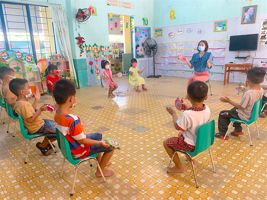 Các biện pháp phòng-chống dịch Covid-19 như: đeo khẩu trang, ngồi giãn cách... được các trường mầm non thực hiện nghiêm. Ảnh: Vũ Chi Các biện pháp phòng-chống dịch Covid-19 như: đeo khẩu trang, ngồi giãn cách... được các trường mầm non thực hiện nghiêm. Ảnh: Vũ Chi