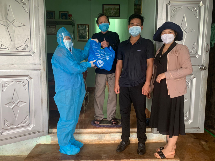 MTTQ phường Chi Lăng phối hợp với đơn vị liên quan hỗ trợ hộ khó khăn do tác động của dịch bệnh Covid-19. Ảnh: Thanh Nhật