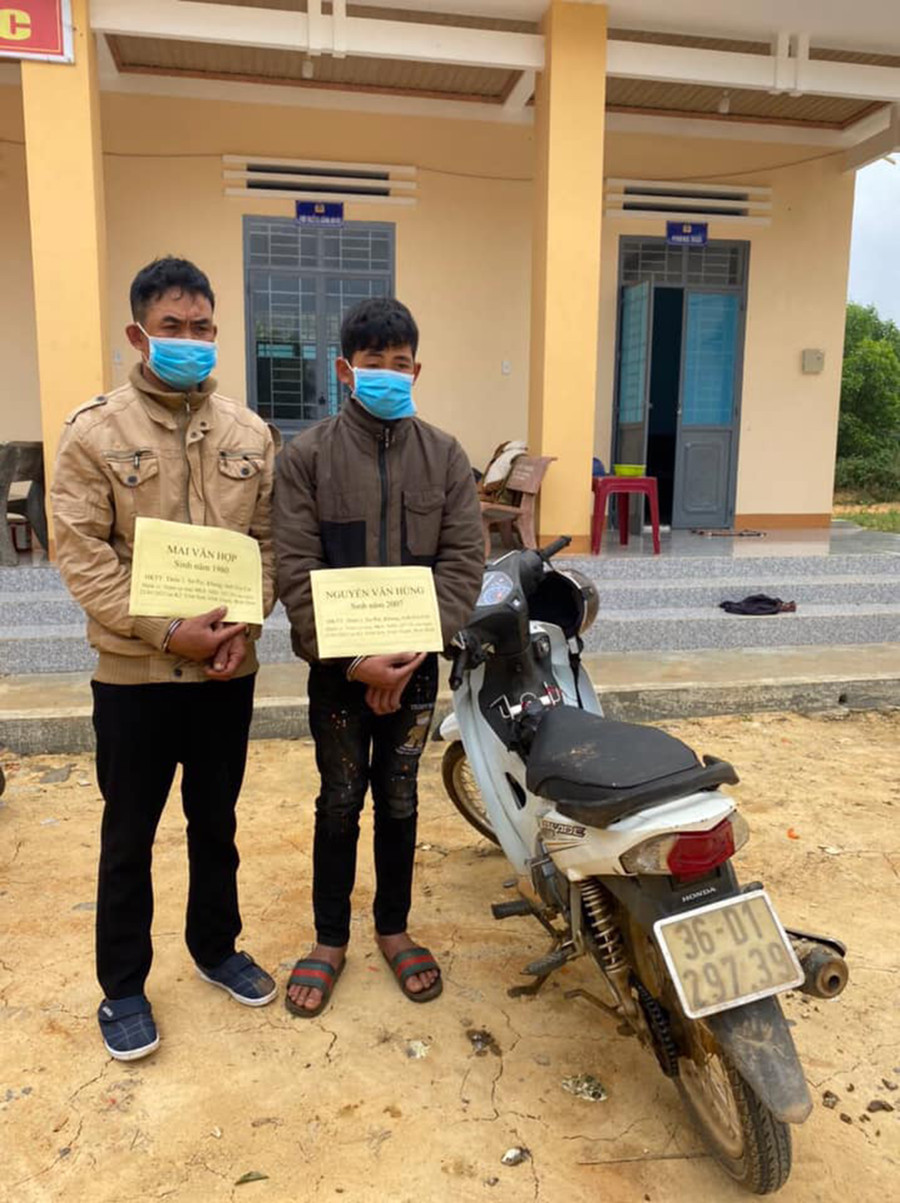 Đối tượng Hợp (trái) và Hùng cùng tang vật bị bắt giữ tại Công an xã Sơn Lang, huyện Kbang (ảnh Công an huyện Kbang)