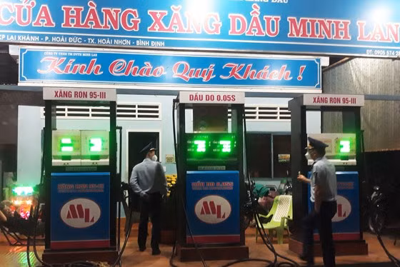 Đoàn kiểm tra của Cục Quản lý thị trường tỉnh Bình Định kiểm tra đột xuất ban đêm tại 1 cửa hàng xăng dầu trên địa bàn. Ảnh: PHƯƠNG THẢO