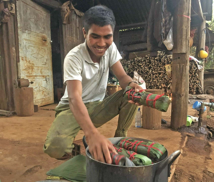 Anh Rơ Mah Bríu (làng Phun Thanh, xã Ia Băng, huyện Chư Prông) xếp từng chiếc bánh tét vào nồi. Ảnh: Anh Huy Anh Rơ Mah Briu xếp từng chiếc bánh tét vào nồi. Ảnh: Anh Huy