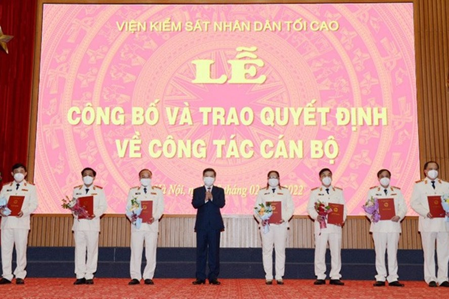 Viện trưởng Lê Minh Trí trao quyết định bổ nhiệm chức danh Kiểm sát viên cao cấp với 6 lãnh đạo. Ảnh: VGP