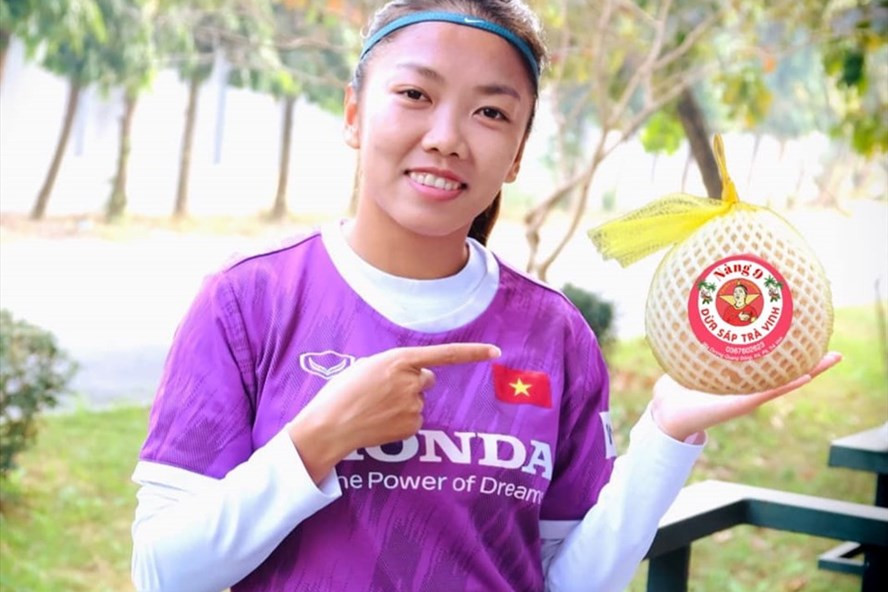 Huỳnh Như bán dừa sáp mưu sinh. Kiếm tiền bằng mồ hôi nước mắt luôn là lương thiện và đáng tự hào, nhưng một tiền đạo đội trưởng bán hàng online cứ sai sai thế nào. Ảnh: FBNV Huỳnh Như bán dừa sáp mưu sinh. Kiếm tiền bằng mồ hôi nước mắt luôn là lương thiện và đáng tự hào, nhưng một tiền đạo đội trưởng bán hàng online cứ sai sai thế nào. Ảnh: FBNV