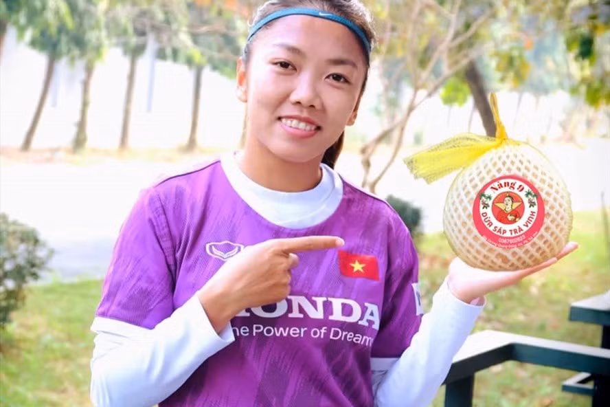 Huỳnh Như bán dừa sáp mưu sinh. Kiếm tiền bằng mồ hôi nước mắt luôn là lương thiện và đáng tự hào, nhưng một tiền đạo đội trưởng bán hàng online cứ sai sai thế nào. Ảnh: FBNV