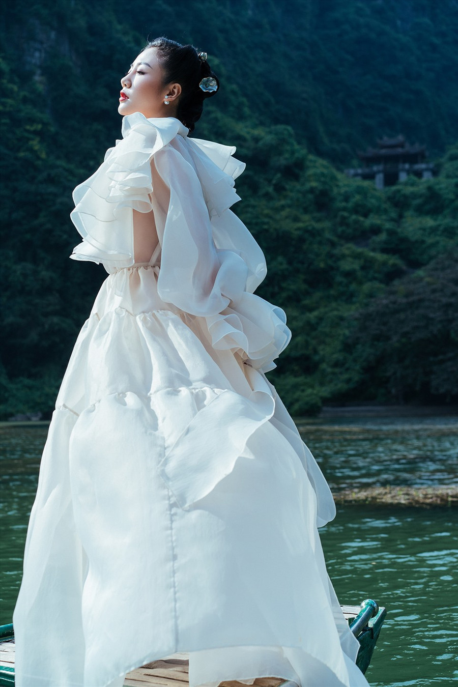 Năm 2021 đánh dấu một năm hoạt động ấn tượng, nhiều dấu ấn nổi bật trong sự nghiệp ca hát của Văn Mai Hương.