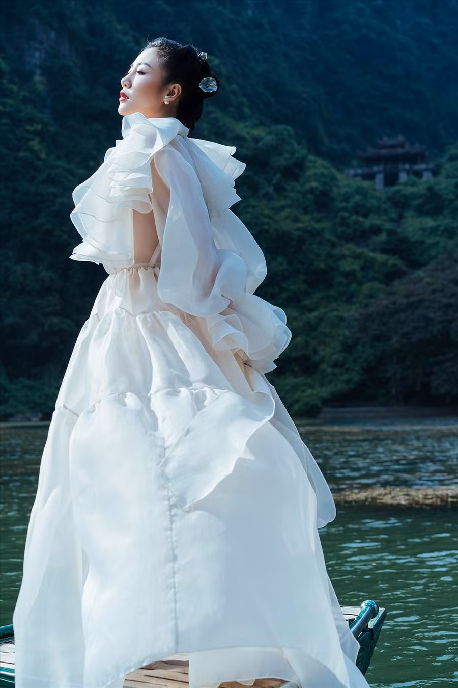 Năm 2021 đánh dấu một năm hoạt động ấn tượng, nhiều dấu ấn nổi bật trong sự nghiệp ca hát của Văn Mai Hương.