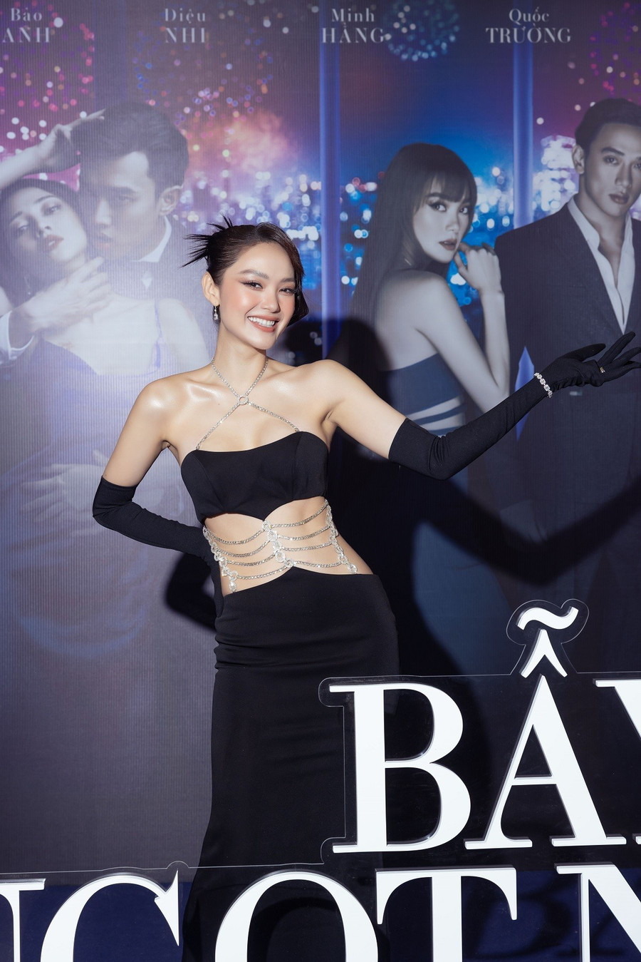 Nhiều ý kiến cho rằng mẫu váy của NTK Lê Long làm cho Minh Hằng quá giống thiết kế của nhà mốt Úc - I.Am.Gia. Tuy nhiên NTK chia sẻ rằng anh chỉ học hỏi từ thương hiệu nước ngoài và thay đổi nhiều chi tiết để tạo ra thiết kế 