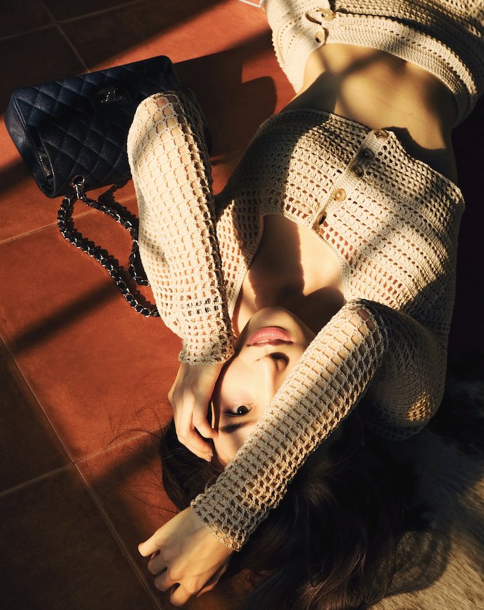 Nhớ lại thuở hàn vi theo đuổi đam mê, Diễm My cho biết mình từng chật vật vì trải qua nhiều khó khăn. Dù gia đình không quá giàu có nhưng cha mẹ cô vẫn cho con học múa ballet và tham gia sinh hoạt văn nghệ khắp nơi. Thậm chí, họ còn viết thư đến các hãng phim và tạp chí lớn để con gái có cơ hội chạm ngõ nghệ thuật. Ảnh: Alex Fox