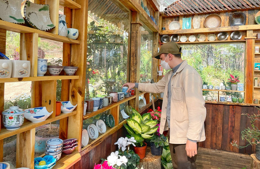Không gian trưng bày quà lưu niệm của “Rừng hoa bất tử Đà Lạt”. TIỂU QUYÊN