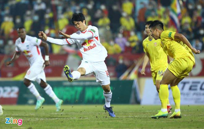 Công Phượng (bìa trái) đã được tung vào sân ở hiệp 2 nhưng không tạo được dấu ấn. Ảnh: Zing