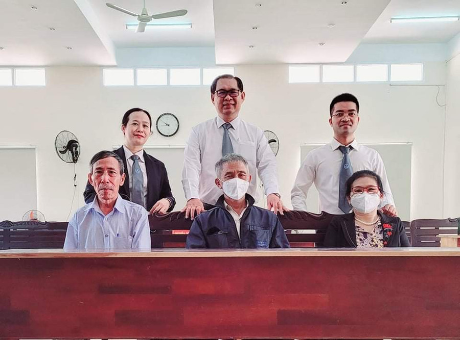 Các luật sư và người đại diện theo ủy quyền của nguyên đơn tại phiên tòa vào ngày 24.1.2022. Ảnh: CTV