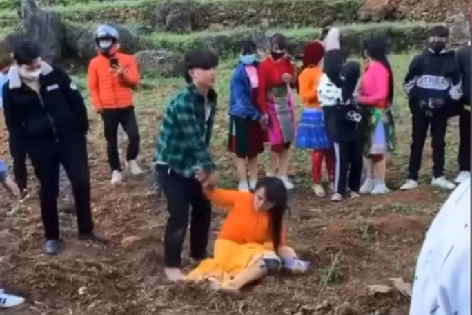 Bé gái mặc áo vàng bị nam thanh niên lao vào 