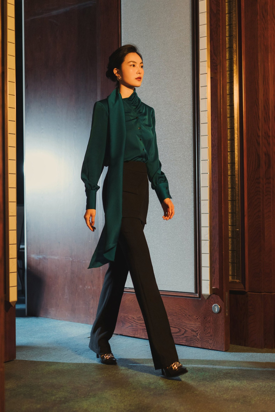 Mẫu áo blouse màu xanh dương với chi tiết cổ cách điệu mới lạ, quyến rũ.