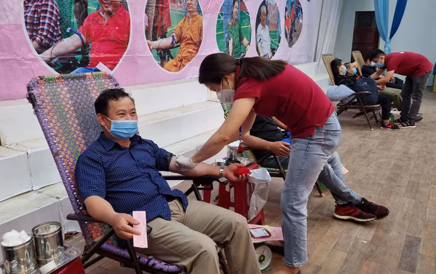 Người dân tích cực tham gia hiến máu tình nguyện tại lễ phát động. Ảnh: Hà Phương