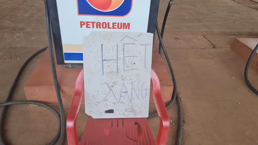 Một số cửa hàng xăng dầu tại Đắk Nông treo biển hết xăng. Ảnh: Thanh Quân