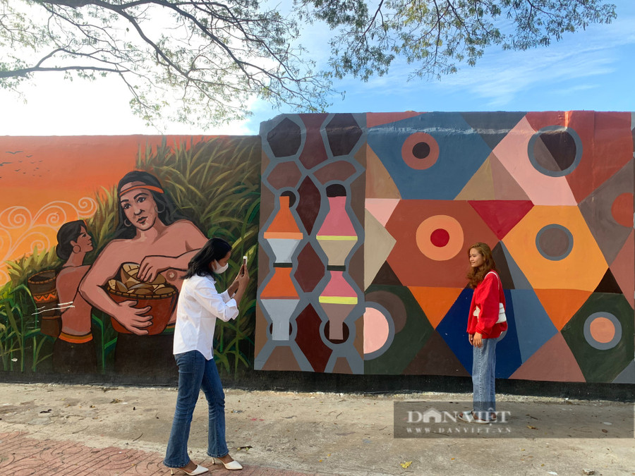 Những bức họa tại đường Phan Đình Giót do Đoàn khối các cơ quan và doanh nghiệp tỉnh Đắk Lắk thực hiện. Ảnh: Phương Hằng Những bức họa tại đường Phan Đình Giót do Đoàn khối các cơ quan và doanh nghiệp tỉnh Đắk Lắk thực hiện. Ảnh: Phương Hằng