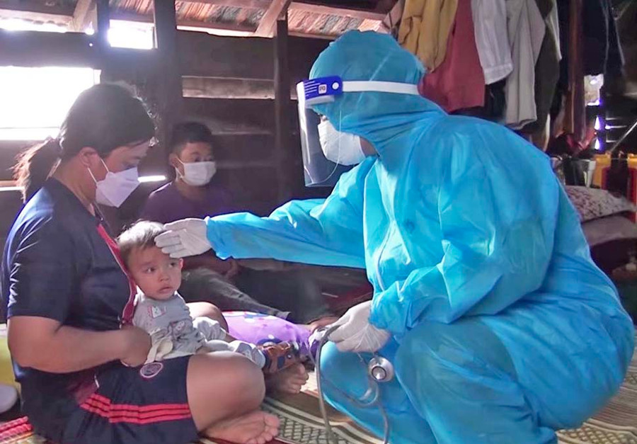 Y-bác sĩ trạm y tế lưu động thăm khám, kiểm tra sức khỏe F0 cách ly, điều trị tại nhà. Ảnh: Vũ Chi Y-bác sĩ trạm y tế lưu động thăm khám, kiểm tra sức khỏe F0 cách ly, điều trị tại nhà. Ảnh: Vũ Chi