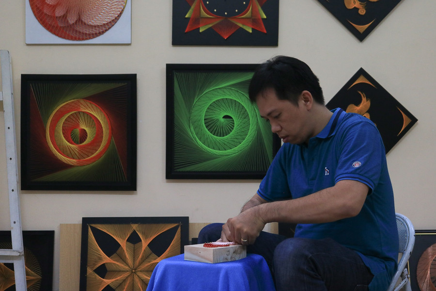 Bá Thành tập trung “vẽ” sản phẩm mới để bán trong dịp lễ tình nhân. Ảnh: Ngọc Long