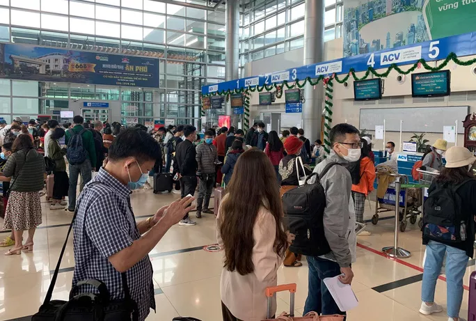Chiều 6-2, sân bay TP Buôn Ma Thuột rất đông khách Chiều 6-2, sân bay TP Buôn Ma Thuột rất đông khách