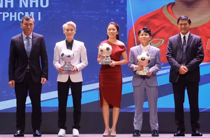 Hải Yến, Huỳnh Như và Bích Thùy ở hạng mục trao giải bóng đá nữ Việt Nam 2021
