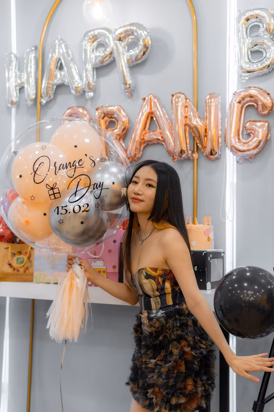 Bên cạnh việc tạo bất ngờ cho fan bằng bộ ảnh mới, cô cũng được fanclub âm thầm tổ chức một buổi tiệc sinh nhật nhỏ. Điều này khiến nữ ca sĩ vô cùng ngạc nhiên và hạnh phúc. Ảnh: NVCC