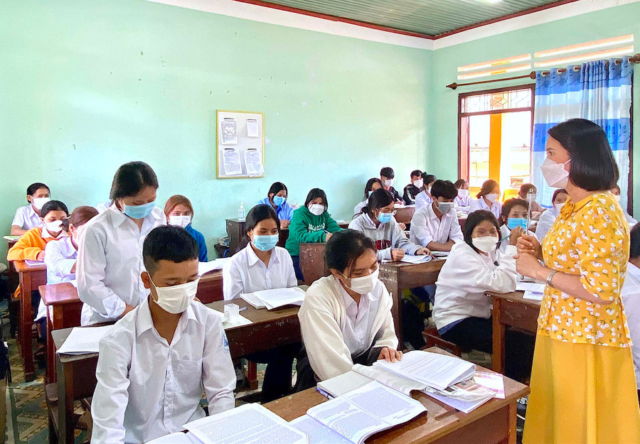 Một tiết ôn thi tốt nghiệp môn Ngữ văn của cô Nay Hiên và học sinh Trường Phổ thông Dân tộc Nội trú tỉnh. Ảnh: Mộc Trà