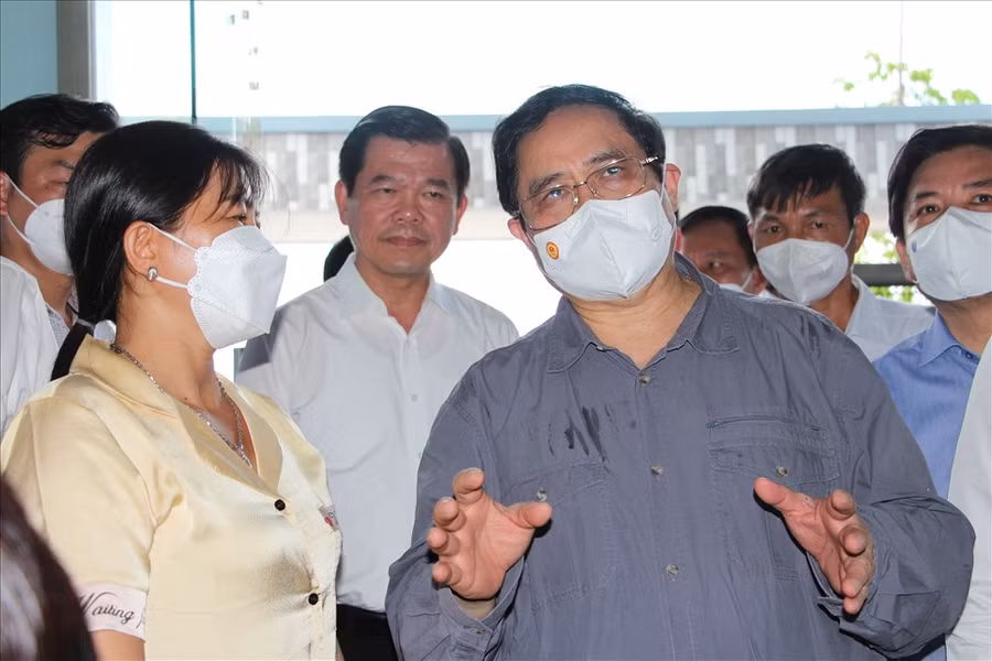 Thủ tướng Phạm Minh Chính thăm hỏi, động viên gia đình bà Dương Thị Yến mới chuyển tới khu tái định cư. Ảnh: Hà Anh Chiến 