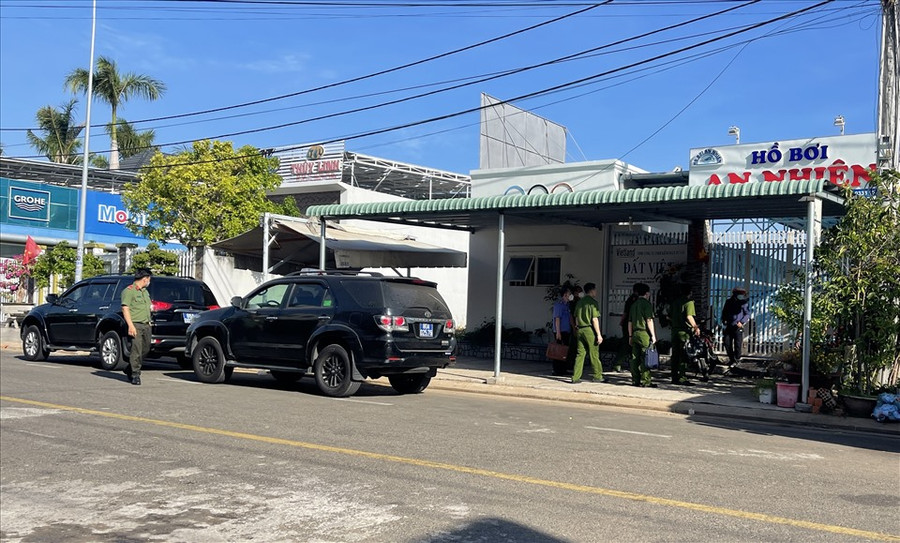  Công an đến nhà của ông Ngô Hiếu Toàn, Phó Giám đốc Sở Tài chính. Ảnh: DT 