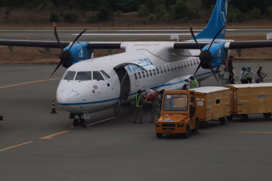 Máy bay hạ cánh ở sân bay Côn Đảo. Ảnh: Nguyễn Long