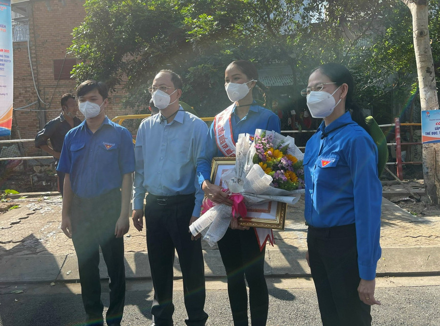 Hoa hậu H'Hen Niê được trao Công dân trẻ tiêu biểu TP.HCM năm 2021 ngay tại nơi đặc biệt. Ảnh: Hoa Nữ 