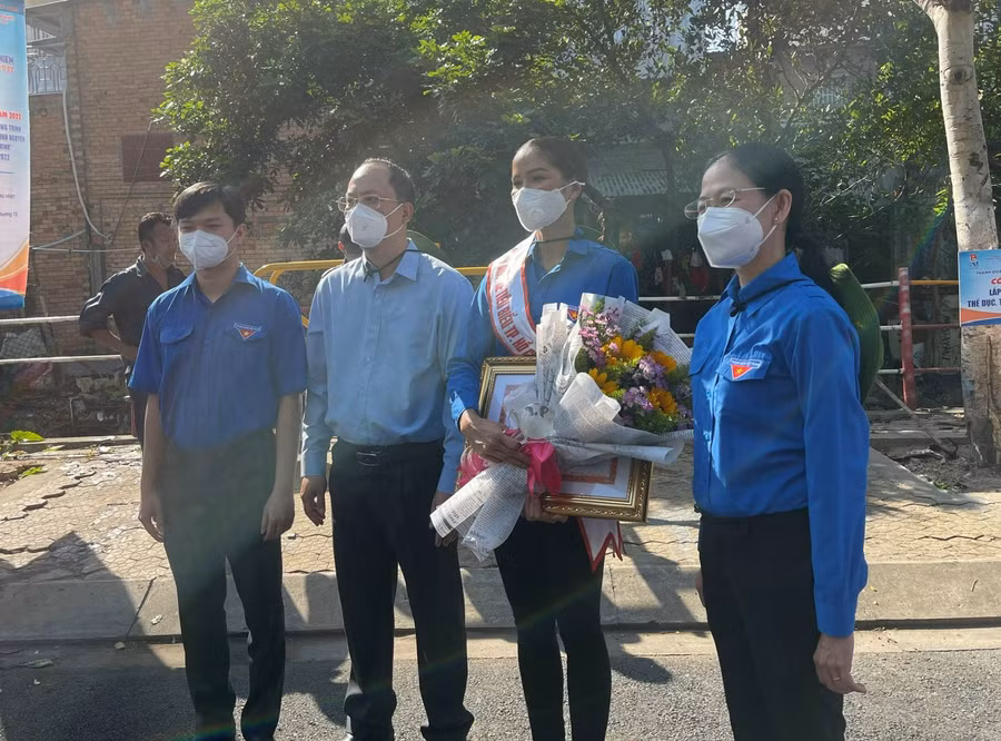 Hoa hậu H'Hen Niê được trao Công dân trẻ tiêu biểu TP.HCM năm 2021 ngay tại nơi đặc biệt. Ảnh: Hoa Nữ 