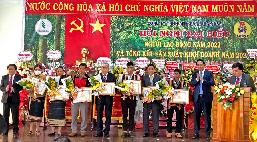 Trao tặng bằng khen của Chủ tịch Ủy ban Quản lý vốn Nhà nước tại doanh nghiệp cho tập thể Công ty TNHH một thành viên Cao su Chư Sê và 6 cá nhân trực thuộc Công ty. Ảnh: Lê Hòa