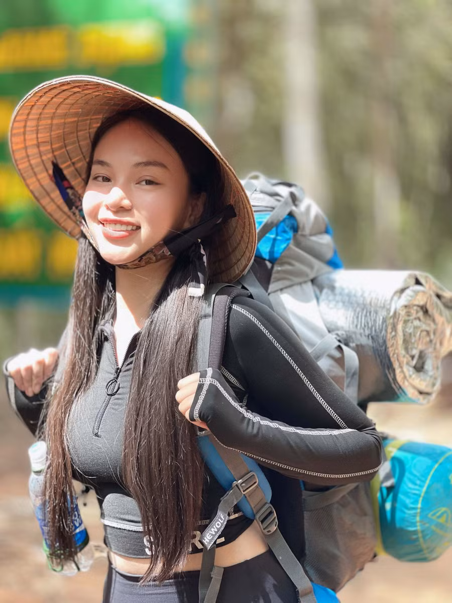 Hoa hậu Du lịch quốc tế Hoàng Hương Ly trong chuyến trekking thác 50 (ảnh nhân vật cung cấp).