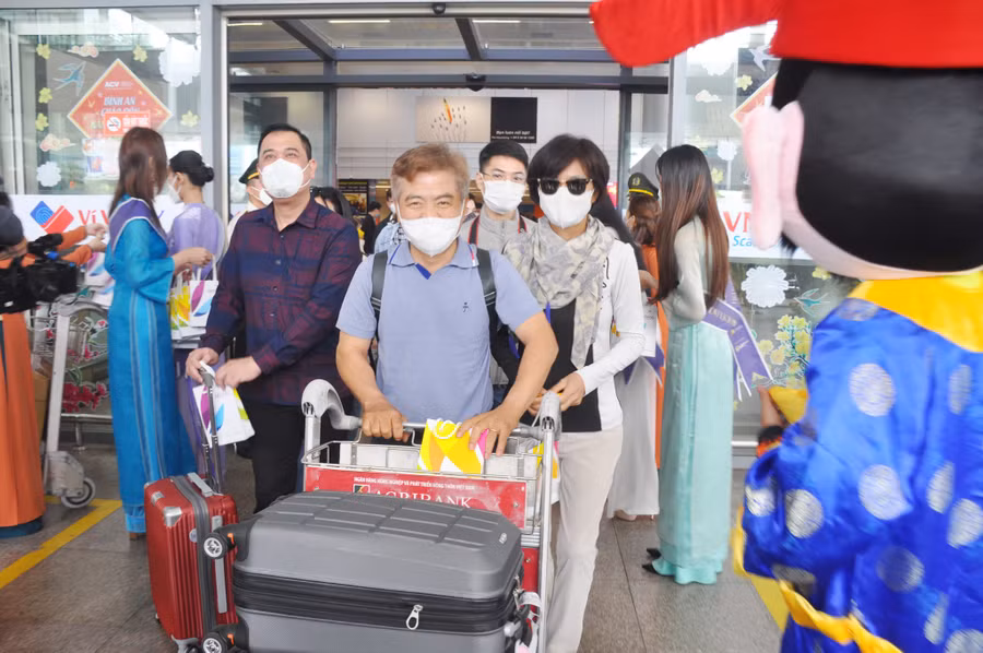 Khách du xuân khu vực cầu Rồng Đà Nẵng