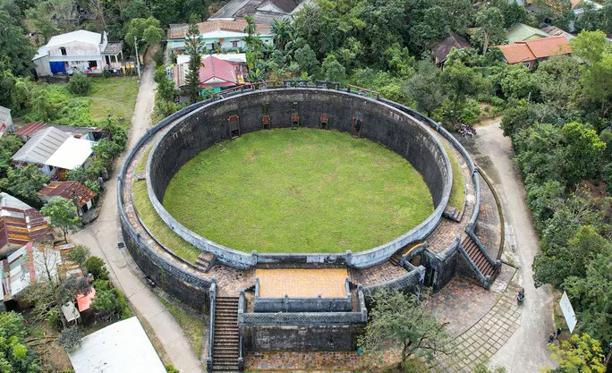 Hổ Quyền gồm hai vòng tròn đồng tâm. Vị trí này là nơi dành cho vua ngồi xem voi hổ đấu