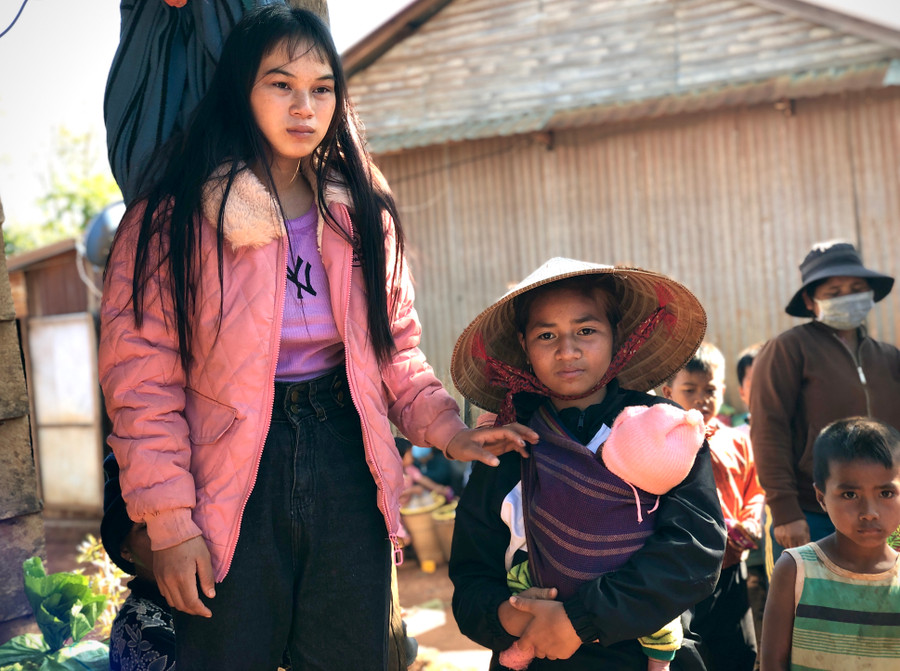 Chị Siu Dương-vợ nạn nhân Rơ Lan Thương và em gái nạn nhân chưa tin nổi chồng mình đã qua đời... Ảnh: Lê Hòa