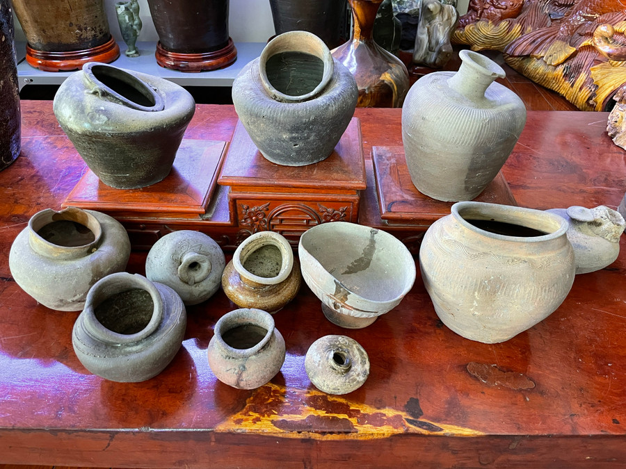 Bộ sự tập gốm lỗi tuy giá trị không quá cao nhưng luôn được bác sĩ Hưng dành tình cảm đặc biệt. Ảnh: Phương Duyên