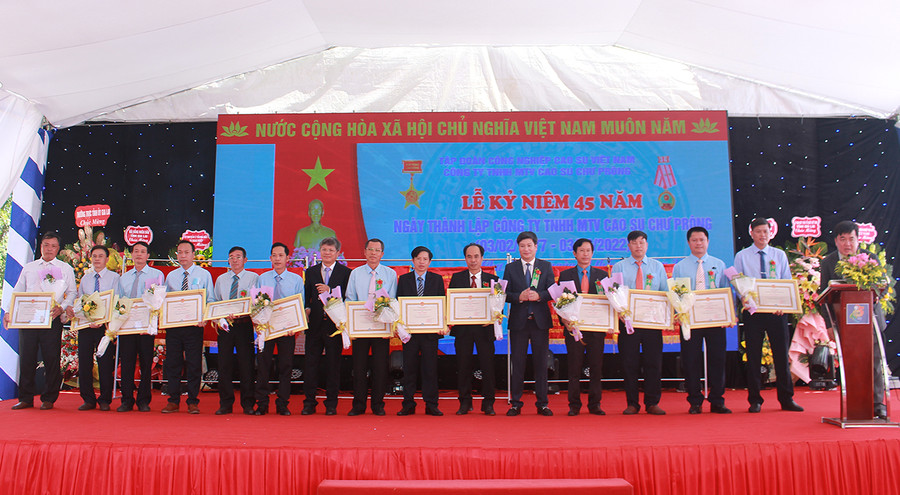 Các tập thể, cá nhân Công ty TNHH một thành viên Cao su Chư Prông được tặng bằng khen của Bộ Nông nghiệp và PTNT. Ảnh: Hồng Thương Tặng bằng khen của Bộ Nông nghiệp và PTNT cho các tập thể, cá nhân vì đã có thành tích xuất sắc trong sản xuất, chế biến cao su góp phần vào xây dựng ngành nông nghiệp và phát triển nông thôn. Ảnh: Hồng Thương