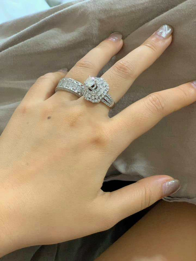 Chiếc nhẫn kim cương đeo ở ngón giữa sau khi nhận lại  Chiếc nhẫn kim cương đeo ở ngón giữa sau khi nhận lại